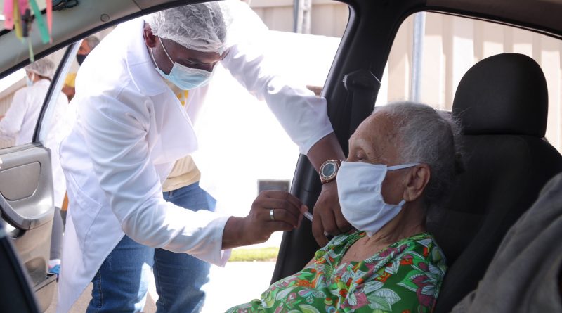 Lauro de Freitas: Vacinação para idosos com mais de 86 anos continua hoje, sexta-feira (12)