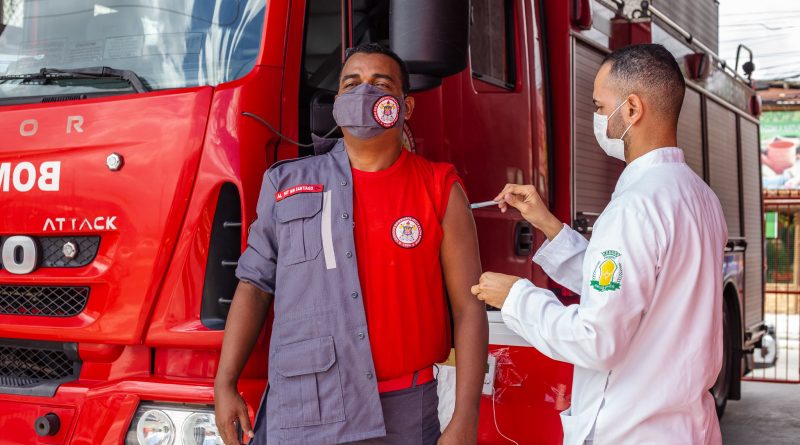 Lauro de Freitas: Bombeiros e profissionais de saúde são imunizados contra a Covid-19