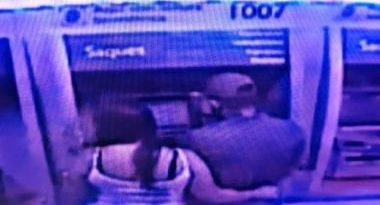 Lauro de Freitas: Casal é preso em flagrante após furtar envelopes de dinheiro em caixas eletrônicos