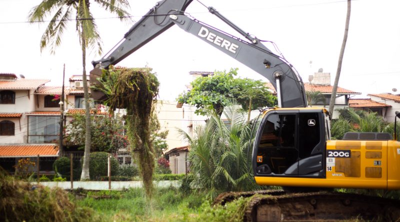 Lauro de Freitas: Mais de 100 toneladas de lixo e plantas aquáticas são retiradas do Rio Sapato, em Vilas do Atlântico