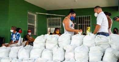 Lauro de Freitas: 150 ambulantes das praias recebem cestas básicas da Prefeitura hoje, quinta-feira (22)