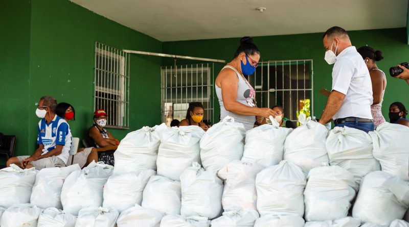 Lauro de Freitas: 150 ambulantes das praias recebem cestas básicas da Prefeitura hoje, quinta-feira (22)