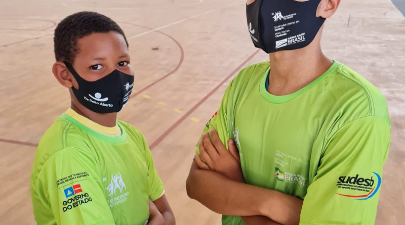 Jovens: Projeto Oportunidade Através do Esporte realiza entrega de uniformes no núcleo Cajazeiras