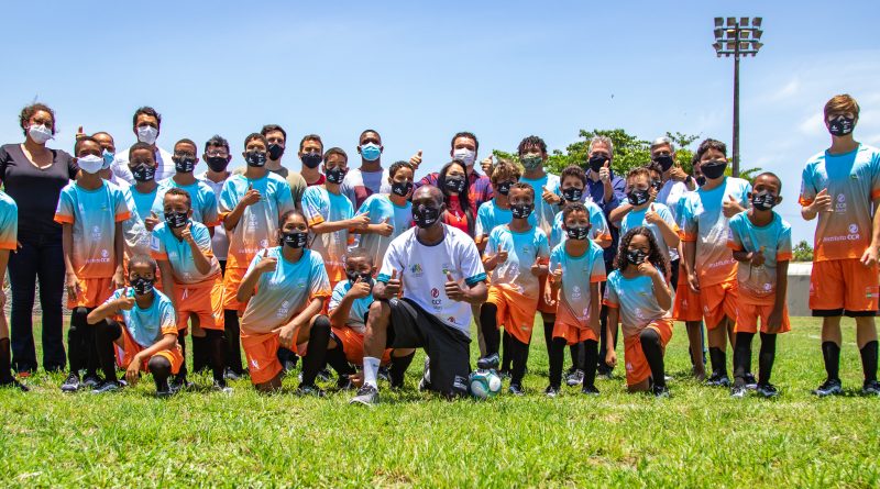 Lauro: Projeto Oportunidade Através do Esporte entrega uniformes de futebol para crianças e jovens