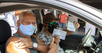 COVID-19: Idosos comparecem para tomar a dose de reforço; adolescentes de 12 a 17 anos comemoram a vacina em Lauro de Freitas