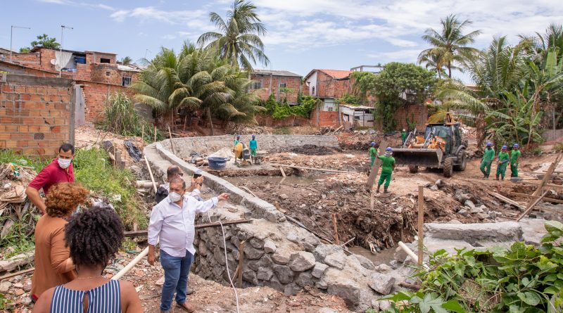 Com o intuito de acompanhar o andamento da obra de urbanização da Lagoa da Base, no Centro, uma equipe da Secretaria Municipal de Infraestrutura (Seinfra) realizou visita técnica ao local