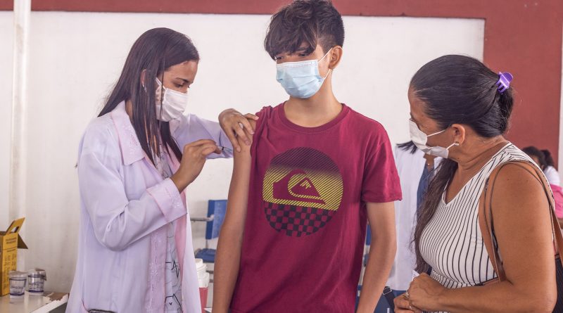 “Todos os meus outros filhos já foram vacinados, tenho seis, só faltava esse que é o caçula. Como mãe eu estava ansiosa para ver todos eles protegidos. É uma vitória para a família”, disse Maria.''