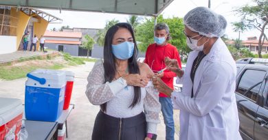 A prefeita de Lauro de Freitas, Moema Gramacho, recebeu a dose de reforço da vacina contra a Covid-19.