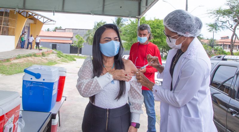 A prefeita de Lauro de Freitas, Moema Gramacho, recebeu a dose de reforço da vacina contra a Covid-19.