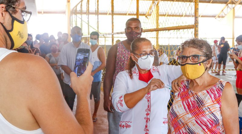 A vacinação seguiu tranquila e com poucas filas nesta terça-feira (23), em Lauro de Freitas. Em média o tempo de espera foi de 20 minutos no drive do Ginásio de Esportes do Aracuí.