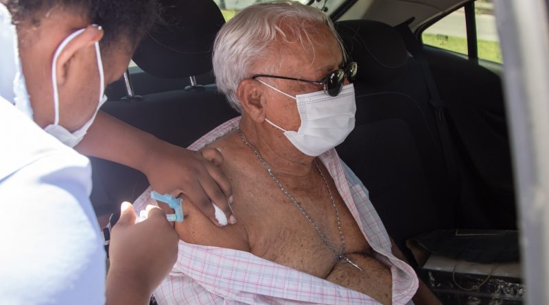 A vacinação contra a Covid-19 em Lauro de Freitas segue contemplando os públicos de 1ª, 2ª e 3ª dose nesta terça-feira (23).