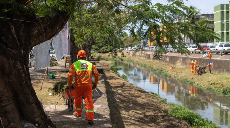 Equipes da secretaria também aceleram a limpeza geral em outros pontos da cidade, como medida de prevenção aos alagamentos.