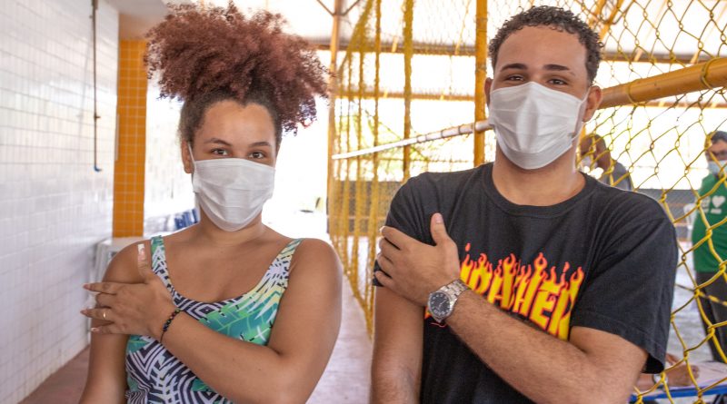 “Estamos muito felizes porque graças a Deus tem mais gente vacinada, mas estamos torcendo para que esta pandemia acabe logo”, declarou Nádia.