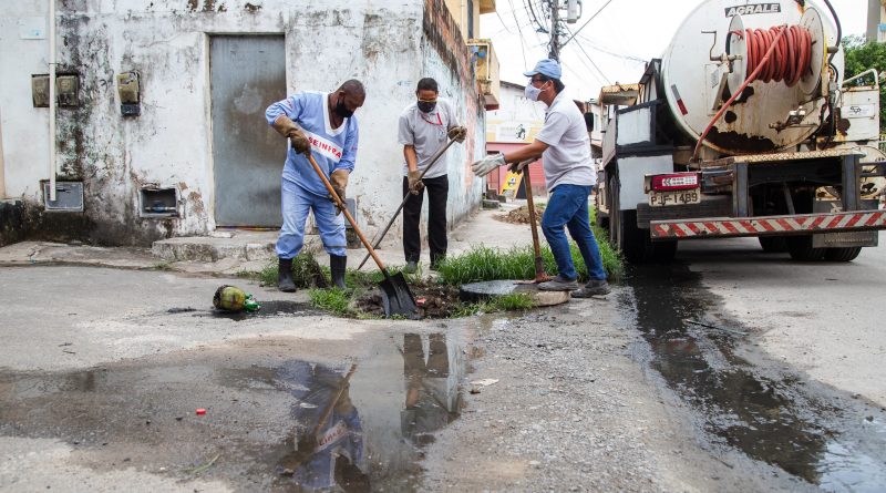 A Secretaria de Infraestrutura de Lauro de Freitas (Seinfra) intensificou os serviços de revisão do sistema de drenagem com limpeza e desobstrução da rede.