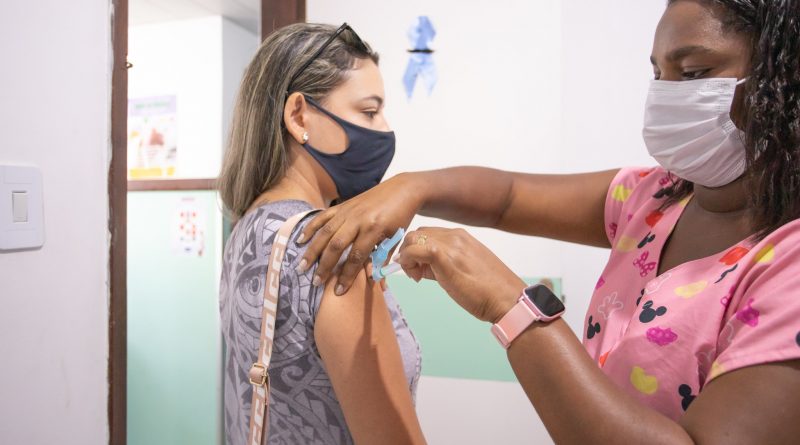 nos drives de vacinação do Ginásio de Esportes do Aracuí e Colégio Municipal Dois de Julho, além das Unidades de Saúde da Família Irmã Dulce e Vila Nova em Portão, Vida Nova, Tarumã e São Judas Tadeu na Itinga, Manoel José Pereira no Capelão, Pe. João Abel em Jambeiro e Antônio Carlos Rodrigues em Areia Branca. A aplicação da primeira dose estará disponível para o público acima de 12 anos, que devem estar acompanhados de pais ou responsáveis para se vacinar. Já a segunda da Pfizer é para pessoas com prazo marcado até dia 10. A terceira dose estará disponível exclusivamente para os imunossuprimidos com intervalo de 28 dias da segunda dose, e pessoas com idade acima de 46 anos e profissionais de saúde. Gestantes e puérperas poderão tomar a segunda e terceira doses amanhã. O interessado deve apresentar obrigatoriamente cartão de vacina, documento de identificação com foto e comprovante de residência. Na primeira dose de gestantes e imunossuprimidos é necessário apresentar liberação médica (cópia e original). Vacinação tranquila nesta segunda A vacinação seguiu tranquila nesta segunda-feira (06) em Lauro de Freitas para primeira, segunda e terceira doses, como observou a estudante de farmácia Franciele Santana. “Cheguei para tomar a terceira dose e esperei menos de 15 minutos. É de nossa responsabilidade nos unirmos para conter esse vírus. Se você não se vacina é responsável pelas variantes”, disse. Segurando seu relatório médico e cartão de vacinação, Maíra Santos, que está gestante de dois meses, não deixou a vacina para depois. “Nós temos que nos cuidar por nós pelo bebê. A vida é muito importante”, falou. Para a dona de casa, Irineuza Martins, 52 anos, quem se vacina cuida de todos. "A vacina é nossa única arma contra covid-19", frisou.