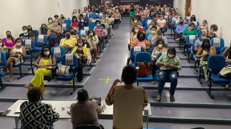 Conduzido pela secretária Vânia Galvão, o encontro com profissionais da educação também teve a presença da prefeita Moema Gramacho, em evento realizado no auditório da Unime, no centro de Lauro de Freitas, nesta terça-feira (2). Entre os seis pontos da pauta da reunião, foram deliberados temas como o fechamento do ano letivo 2021, processo de matrículas para o próximo ano e implementação do ensino híbrido com aulas semipresenciais e atividades remotas. O encontro serviu ainda para discutir diretrizes relacionadas ao calendário do ano letivo 2022, Jornada Pedagógica 2022 e adesão ao programa do Ministério da Educação (MEC) para avaliação contínua. “Essa foi uma oportunidade que tivemos não só para fazer um balanço das ações da educação municipal em 2021, mas para construir coletivamente o planejamento para o próximo ano”, resumiu Vânia Galvão.