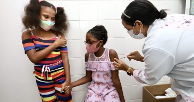 Nesta segunda-feira (24), a vacinação infantil contra a Covid-19 continua em Lauro de Freitas para os pequenos sem comorbidades com idade entre 08 a 11 anos, das 8h às 12h, na Unime, na Avenida Luís Tarquínio, e na Escola Dois de Julho, na Itinga. Para receber a proteção é necessário estar cadastrado, apresentar documento de identificação, cartão SUS ou CPF, comprovante de residência, além do formulário de autorização que pode ser impresso através do site da prefeitura -www.laurodefreitas.ba.gov.br ou estará disponível para preenchimento no próprio local de vacinação. Também nesta segunda-feira (24), adultos ou adolescentes que precisam tomar a 2ª dose da Astrazeneca ou Jansen podem tomar a vacina no Ginásio de Esportes do Aracuí ou Quadra do Colégio Dois de Julho, na Itinga, também das 8h às 12h. Para a 2ª dose é necessário apresentar documento de identificação e cartão de vacina com a primeira dose. A vacinação de para a 1ª e 3ª dose estará suspensa nesta segunda. Chuva não atrapalhou Nem mesmo a chuva forte que caiu na manhã deste domingo (23), em Lauro de Freitas, foi capaz de evitar que pais e responsáveis levassem os pequenos para se vacinarem contra a Covid-19. Crianças com idade entre 09 e 11 anos e crianças com comorbidades de 5 a 11, compareceram a Unidade de Saúde da Família São Judas Tadeu, na Itinga, De acordo com o secretário municipal de Saúde, Augusto César Pereira, a estratégia para aplicar a vacina no domingo foi pensada para dar possibilidade aos que não podem trazer as crianças durante a semana. "Nós estamos aplicando a vacina nos pequenos todos os dias, de segunda a sexta-feira, e separamos o domingo para aqueles que trabalham poderem vir trazer suas crianças para se protegerem. Queremos alcançar o número maior desse público vacinado em menor tempo" explicou. Apoiando-se uma no braço da outra, as amigas Natália Cristina e Vanessa Costa, uma com 9 e outra com 10 anos, foram acompanhadas pela mãe de uma das crianças, a dona de casa Meire Costa, para tomar a dose da vacina. "Eu tenho medo de agulha, mas sei que é preciso se proteger", disse Vanessa que corajosamente tomou a vacina primeiro que a amiga. Ansiosa para ver a filha protegida, Fernanda Carine Lima acompanhava diariamente o chamamento para a idade da filha se vacinar. "Nós nos mudamos para Lauro recentemente e estávamos esperando com muita expectativa este dia. Ela era a única que ainda não tinha se vacinado em casa", disse abraçando a filha, Giovanna Lima, de 10 anos. Após tomarem as doses, os responsáveis e crianças aguardam por vinte minutos numa sala reservada. A médica clínica, Bruna Oliveira, orienta enquanto os pais aguardam o tempo para liberação. "É normal após a aplicação das doses as crianças apresentarem um pouco de dor no local ou até um pouco de febre. Basta colocar compressa de água gelada e tomar analgésico de costume", disse.