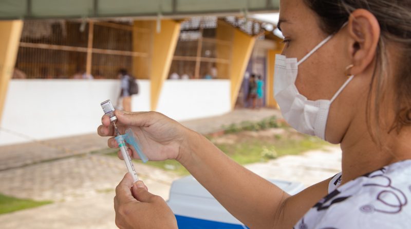 Para ser vacinado com a dose de reforço é necessário ter o intervalo mínimo de dois meses da 1ª dose.