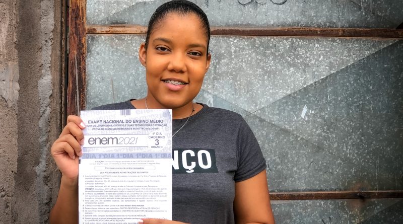 Ex-aluna da rede pública, Érica Natália Santana, de 24 anos, moradora de Lauro de Freitas, foi destaque na redação do Exame Nacional do Ensino Médio (Enem), edição 2021.