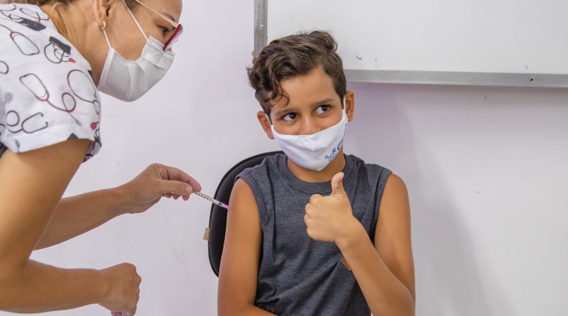 A criançada marcou presença em mais um dia de vacinação infantil contra a Covid-19 em Lauro de Freitas.