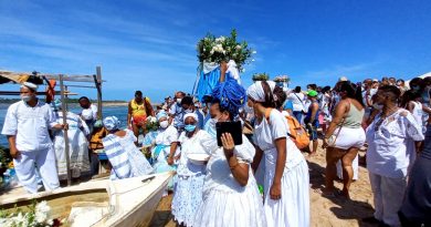 Um tapete branco formado por pessoas repletas de fé, gratidão e esperança em dias melhores tomou conta da Praia de Buraquinho, em Lauro de Freitas, nesta quarta-feira (02), durante as celebrações à Iemanjá.