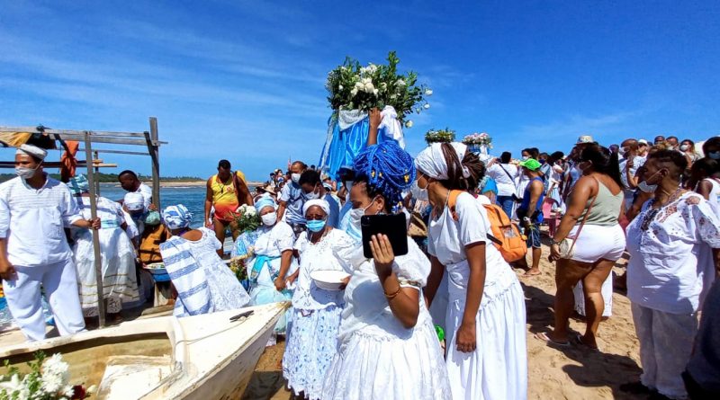 Um tapete branco formado por pessoas repletas de fé, gratidão e esperança em dias melhores tomou conta da Praia de Buraquinho, em Lauro de Freitas, nesta quarta-feira (02), durante as celebrações à Iemanjá.