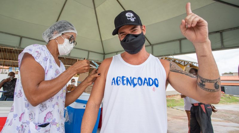 Felipe Moreira, morador do bairro de Buraquinho, tomou as duas doses anteriores da Coronavac e, hoje, compareceu ao posto do Aracuí, para finalizar o ciclo vacinal. “Graças a Deus, estou tendo a oportunidade de me proteger ainda mais."