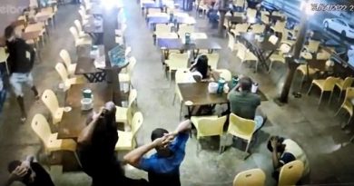 Na segunda-feira, imagens de câmera de segurança flagraram dois homens invadindo e apontando armas para os clientes, entre eles uma criança