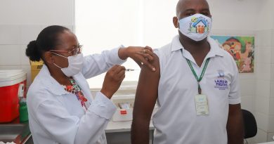 A vacinação dos públicos prioritários contra sarampo e influenza, acontece em todas as unidades de saúde de Lauro de Freitas, das 8h às 15h30.