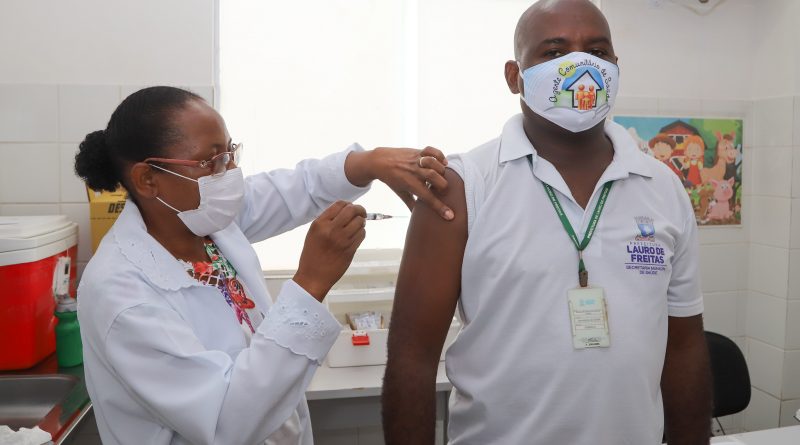 A vacinação dos públicos prioritários contra sarampo e influenza, acontece em todas as unidades de saúde de Lauro de Freitas, das 8h às 15h30.