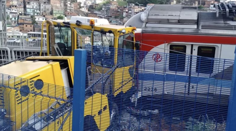 Um trem CCR Metrô de Salvador descarrilhou e tombou com um trem nas proximidades da Estação Pirajá