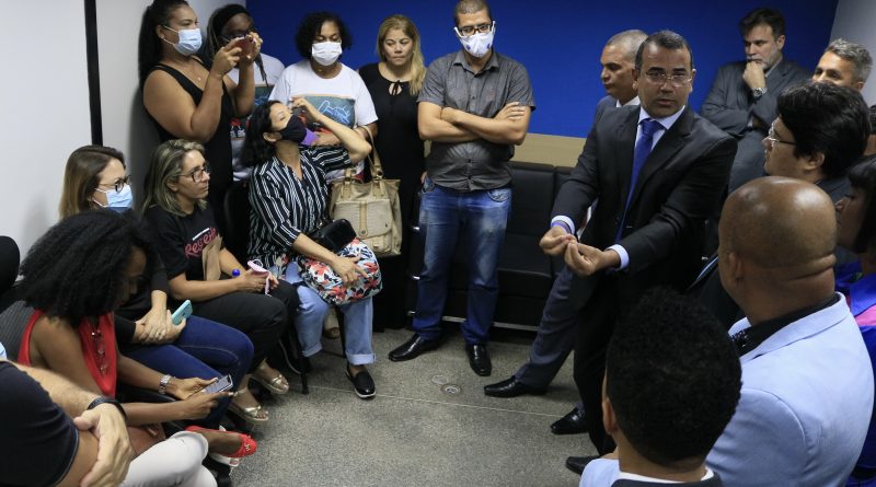 Na oportunidade, uma comissão formada por vereadores reuniu-se com o grupo e ouviu detalhadamente as considerações feitas pelos educadores.