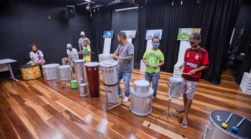 As aulas de percussão desenvolvidas na Pracinhas da Cultura serão incrementadas