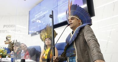 A Sessão Especial foi aberta pelo presidente da Casa, vereador Júnior Borges (União), que definiu o momento como um convite à reflexão dos valores e da importância da contribuição indígena para a construção do território de Camaçari, em especial.A Sessão Especial foi aberta pelo presidente da Casa, vereador Júnior Borges (União), que definiu o momento como um convite à reflexão dos valores e da importância da contribuição indígena para a construção do território de Camaçari, em especial.