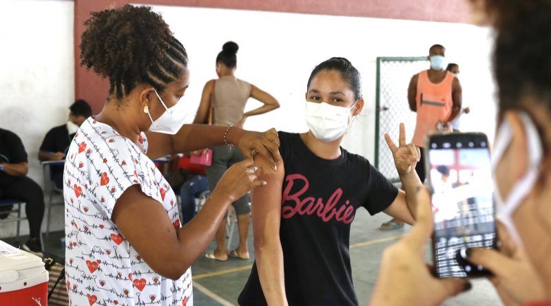 Lauro de Freitas aplica, nesta segunda-feira (30), a 3ª dose da vacina contra a Covid-19 em adolescentes de 12 anos ou mais.