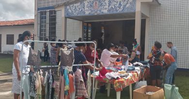 A comunidade de Parque São Paulo, em Lauro de Freitas, recebeu o Projeto Varal Solidário Itinerante da Prefeitura Municipal, que disponibilizou roupas e calçados para adultos e crianças que foram recebidos através de doações.