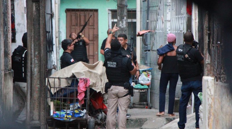 Integrantes de grupo criminoso responsável por tráfico, homicídios e roubos são alvos das ações em Pernambués.