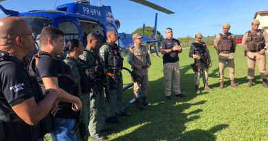 Além do carro e das roupas camufladas, três armas de fogo, munições, balança, dinheiro, porções de drogas, celulares.