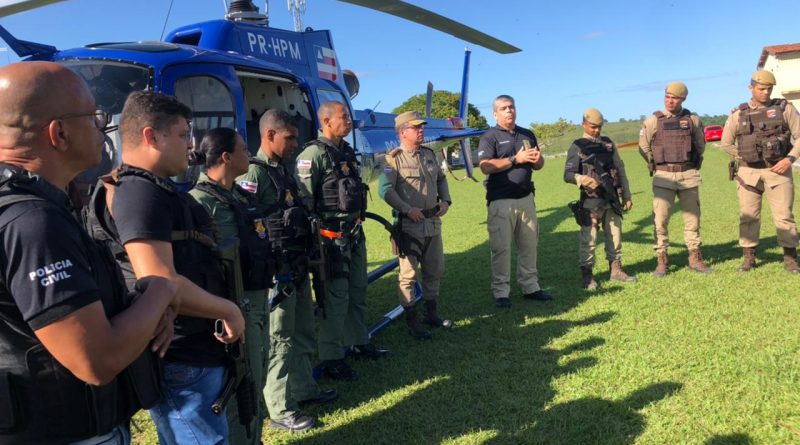 Além do carro e das roupas camufladas, três armas de fogo, munições, balança, dinheiro, porções de drogas, celulares.