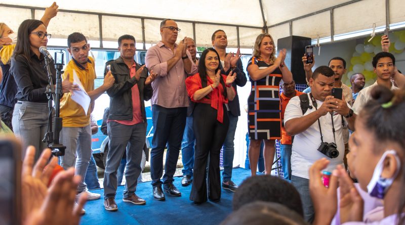 A entrega do equipamento, que atende a 120 crianças e adolescentes, foi realizada por autoridades da Prefeitura de Lauro de Freitas e vereadores.