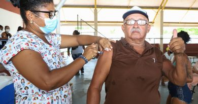 Seu José Costa Reis,70 anos, aposentado, morador do bairro do Caji, estava contando os dias para receber a sua 4ª dose. Foi um dos primeiros a chegar no Colégio 2 de Julho para garantir o reforço da sua imunização.