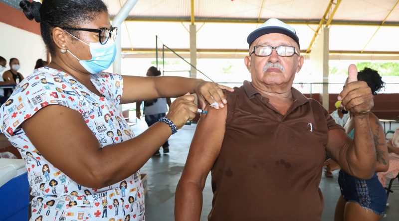 Seu José Costa Reis,70 anos, aposentado, morador do bairro do Caji, estava contando os dias para receber a sua 4ª dose. Foi um dos primeiros a chegar no Colégio 2 de Julho para garantir o reforço da sua imunização.