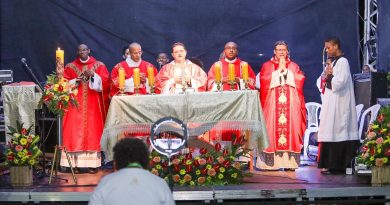 O prefeito Elinaldo Araújo compareceu ao evento e foi recepcionado pelo padre Edson Bahia, pároco da igreja.