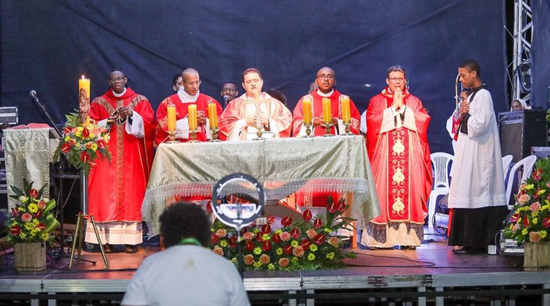 O prefeito Elinaldo Araújo compareceu ao evento e foi recepcionado pelo padre Edson Bahia, pároco da igreja.