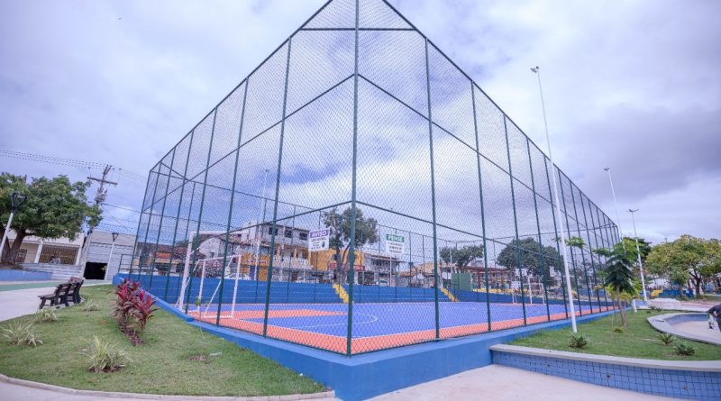 O principal cartão-postal de Vila de Abrantes, que é a nova Praça da Matriz, foi entregue oficialmente à comunidade na noite desta segunda-feira (20/6) em clima de festa.