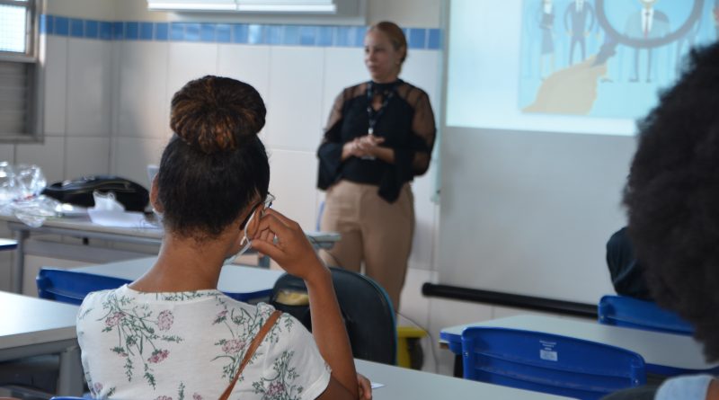 Estão disponíveis os cursos de operador de microcomputador, almoxarife e auxiliar administrativo.