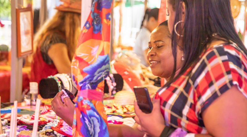 Quem for curtir o São João no Arraiá de Ipitanga, em Lauro de Freitas, além de muito forró e arrasta-pé também poderá apreciar o melhor do artesanato, comidas típicas e atrações musicais nos stands da Feira Pública Junina.