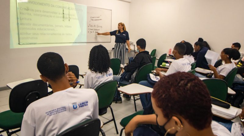 A capacitação está dividida em duas etapas com 100 alunos cada. A primeira etapa foi iniciada hoje e a segunda começa no mês de Novembro.