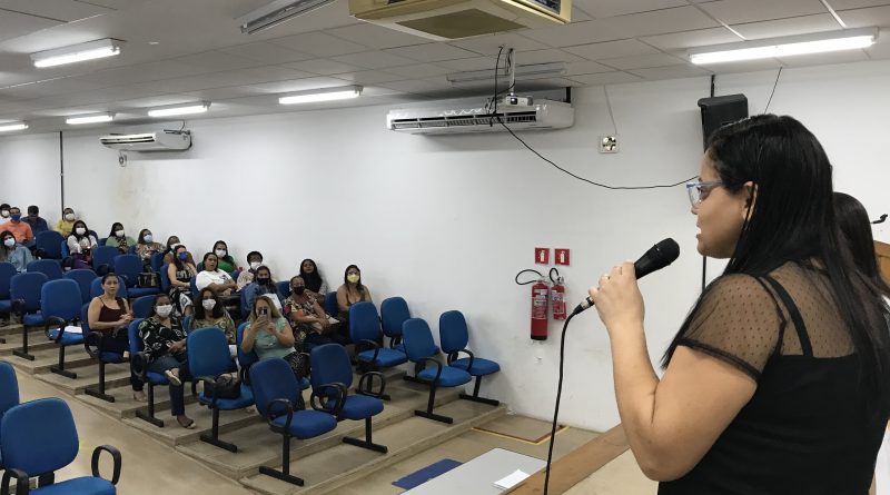 A capacitação contou com a palestra da enfermeira Daniele Pereira, que ressaltou a importância do profissional conhecer a rede de saúde