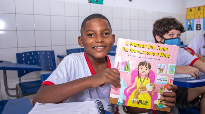 Educação inclusiva: Escolas de Lauro de Freitas recebem kits de literatura acessível